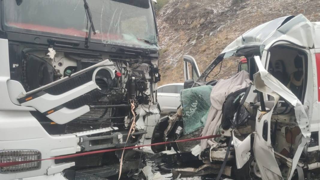 Minibüsle tır birbirine girdi: 1 ölü, 1'i çocuk 2 ağır yaralı 4